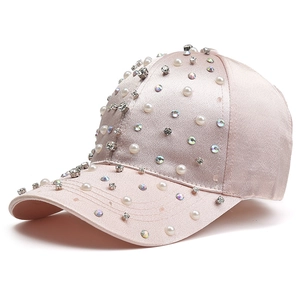 Casquette de baseball en satin rose pour femme ornée de strass brillants et perles