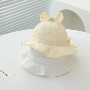 Detail eines Baby-Spitzenhutes mit 3D-Blumen, Perlen und einer zarten Schleifenverzierung
