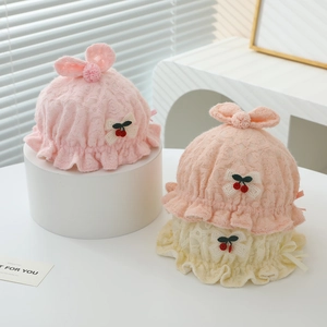 Détails des bonnets en dentelle pour bébé avec oreilles de lapin et nœuds à cerises
