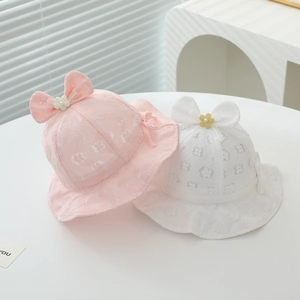 Detailansicht Baby Sonnenhut aus Spitze mit Blumenmuster und Perlen Schleife