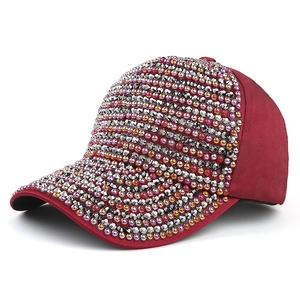 Casquette de baseball rouge vin pour femme ornée de strass colorés étincelants