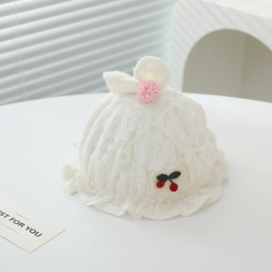 Bonnet de bébé en dentelle blanche avec broderie cerise et décoration pompon rose