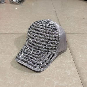 Vue détaillée des strass argentés et des perles sur la casquette de baseball élégante