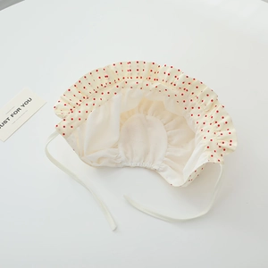 Baby Sonnenhut in Creme mit roten Punkten und Rüschenrand für optimalen Sonnenschutz