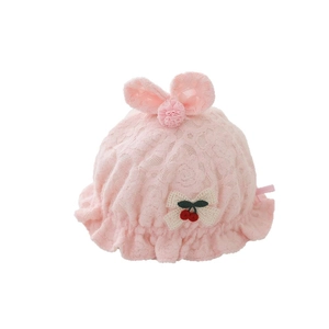 Béguin rose en dentelle pour bébé avec oreilles de lapin et nœud cerise sur fond blanc
