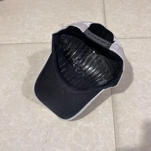 Détail du revêtement métallique argenté et de la sangle réglable de la casquette