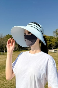 Detailansicht hellblauer Sonnenhut mit breiter Krempe und grauer Maske für UV-Schutz