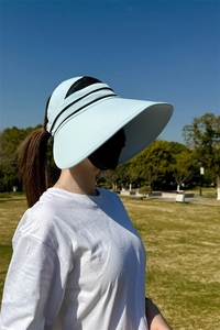 Detailansicht der hellblauen Sonnenkappe mit breiter Krempe und Mesh für Damen