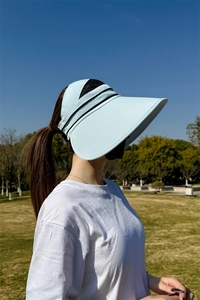 Detailansicht hellblauer Sonnenvisier mit breiter Krempe und schwarzer Paspelierung
