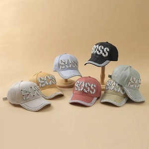 Cappellino da baseball alla moda con scritta BOSS in perle e strass in vari colori