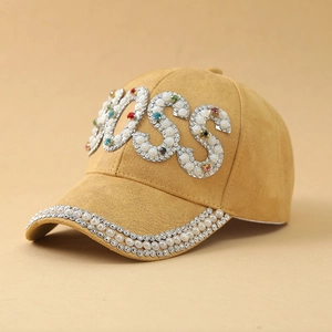 Dettaglio cappellino da baseball giallo scamosciato con logo BOSS in perle e strass
