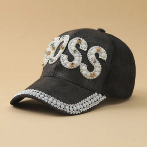 Dettaglio cappellino in camoscio nero con logo BOSS in perle e strass colorati