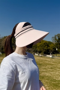 Seitenansicht des pinken UV-Sonnenschutz-Visierhutes mit breiter Krempe und Mesh-Oberseite