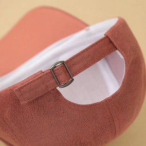 Vista posteriore cappello da baseball in camoscio rosso mattone con fibbia in metallo