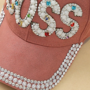 Cappellino rosa scamosciato con ricamo BOSS in cristalli e perle sulla visiera