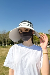 Detailansicht weißer UV-Sonnenhut mit breiter Krempe und atmungsaktiver grauer Gesichtsmaske