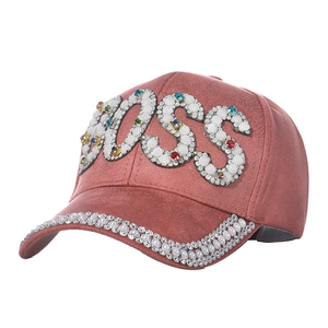 Dettaglio del berretto da baseball in camoscio rosa con logo BOSS in perle e strass