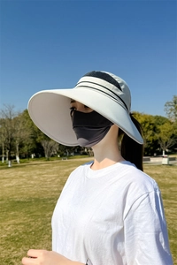 Detail der grauen Sonnenblende mit breiter Krempe und UV-Gesichtsmaske für den Außenbereich