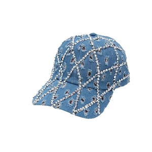 Berretto da baseball in denim blu vintage con strass a rombi e dettagli usurati