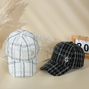 Détail de la casquette tweed avec lettre G dorée étincelante et cristaux décoratifs