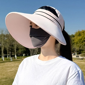 Rosa Sonnenhut mit breiter Krempe, UV-Schutz und grauer Maske für Damen im Freien