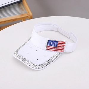 Détail d'une visière blanche avec bord en strass et écusson drapeau américain en cristaux