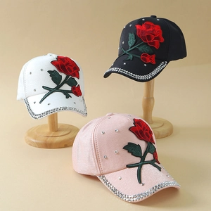 Berretto da baseball da donna con ricamo di rosa e strass disponibile in tre colori
