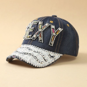 Detail der blauen Denim-Baseballkappe mit glitzerndem SEXY-Strass-Schriftzug und Kristallen