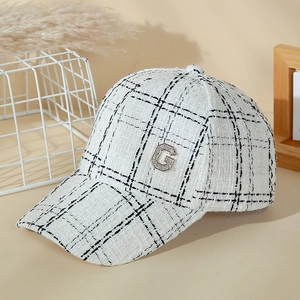 Casquette de baseball en tweed à carreaux blancs et noirs avec logo lettre G en strass
