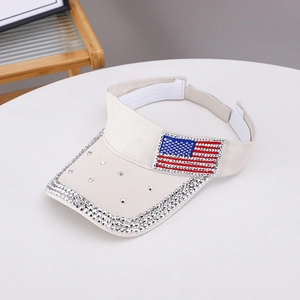 Visière blanche avec strass brillants et écusson drapeau américain pour protection solaire d'été