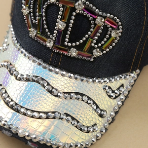 Modische Denim Baseballkappe mit Straßkrone und glänzendem Silberrand-Detail