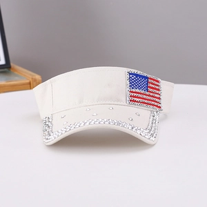 Détail d'une visière blanche avec strass argentés et écusson du drapeau américain brodé