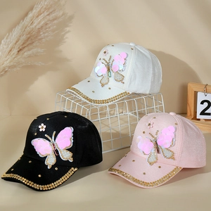 Détails des papillons en sequins et des strass sur les bords des casquettes de baseball