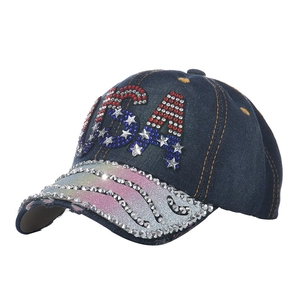 Detail der USA-Strassverzierung und des Glitzerschirms auf der Denim-Baseballkappe