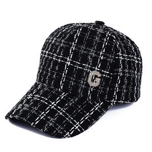 Casquette de baseball en tweed noir et blanc avec décoration étincelante de la lettre G