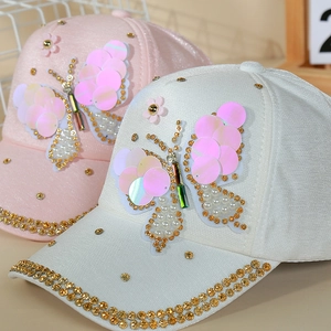 Détails de casquettes scintillantes avec papillons à paillettes et perles élégantes