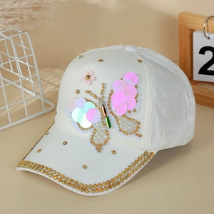 Casquette blanche avec papillon en paillettes, perles et strass dorés pour femme