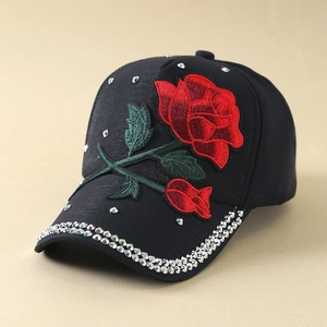 Zwarte dames baseballpet met rode roos borduursel en glanzende zilveren strass steentjes accent