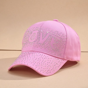 Détail de la casquette rose avec lettrage LOVE en strass brillants et bordure en cristaux