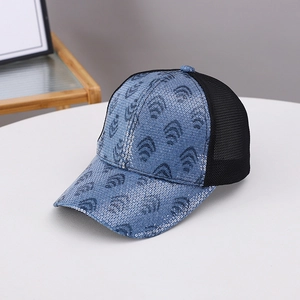 Dettaglio del cappellino da baseball con paillettes blu, rete nera e visiera curva