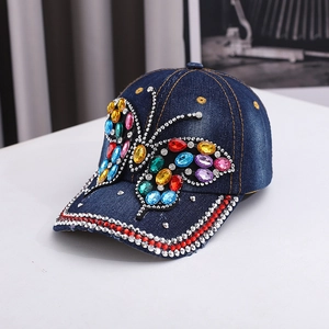 Casquette en jean avec grand papillon en strass colorés et visière ornée