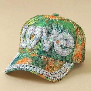 Cappellino tropicale con ricamo LOVE in cristalli e dettagli di perle sulla visiera