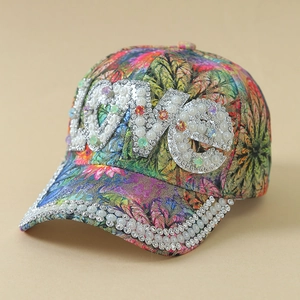 Dettaglio del cappello da baseball floreale da donna con perle LOVE e decorazioni strass
