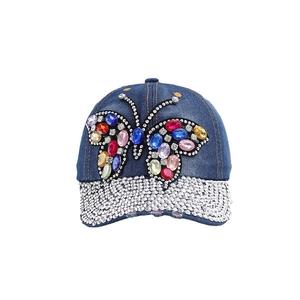 Casquette en jean bleu marine avec papillon en strass colorés et visière ornée de bijoux