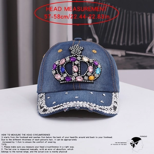 Détail de la casquette en jean montrant les strass de couronne et la taille 57-58 cm
