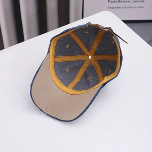 Casquette de baseball en jean avec rivets et diamants colorés, vue de l'intérieur