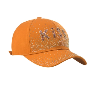 Détail de la casquette orange avec strass brillants et logo KISS en gros plan précis