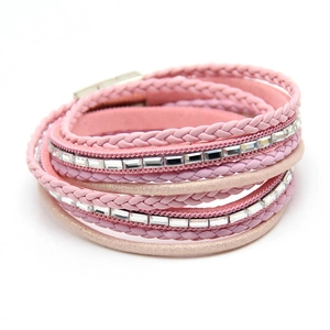 Detail van de roze gevlochten armband met strassteentjes en een gouden magnetische sluiting