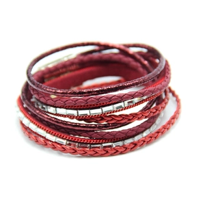 Detailopname van bordeauxrode meerlaagse armband met fonkelende strass-accenten