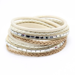 Detail van de handgeweven meerlaagse armband met fonkelende kristallen strasstenen